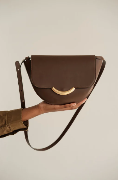 un sac à main marron avec une forme atypique