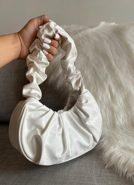 sac blanc porté épaule