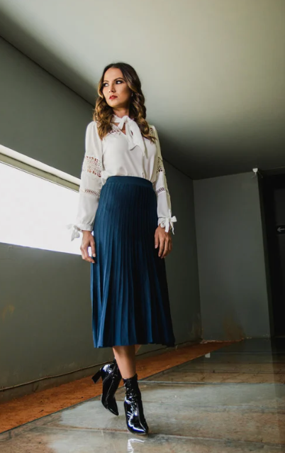 tenue élégante femme jupe longue bleu marine