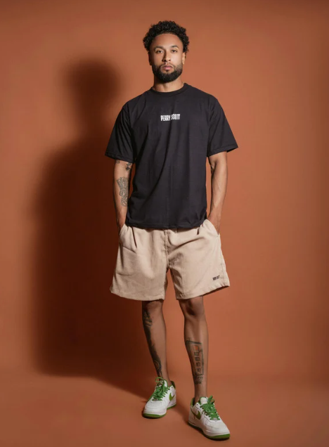 baskets ouvertes et short homme