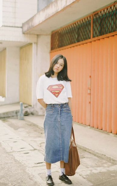 femme tenue jupe en jean