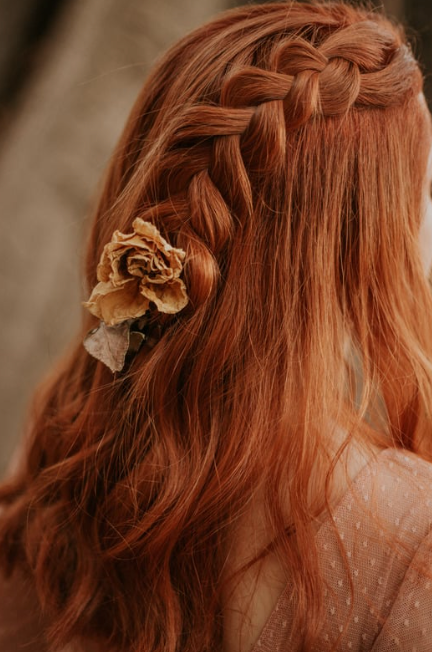coiffure champêtre fleurie