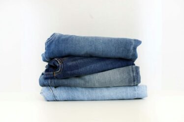 Jeans empilés