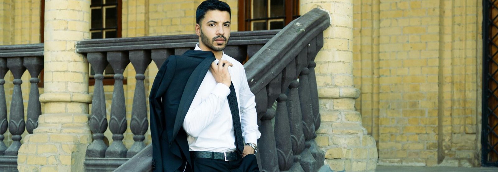 homme en costume élégant sur des escaliers