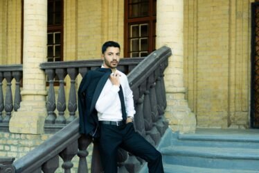 homme en costume élégant sur des escaliers