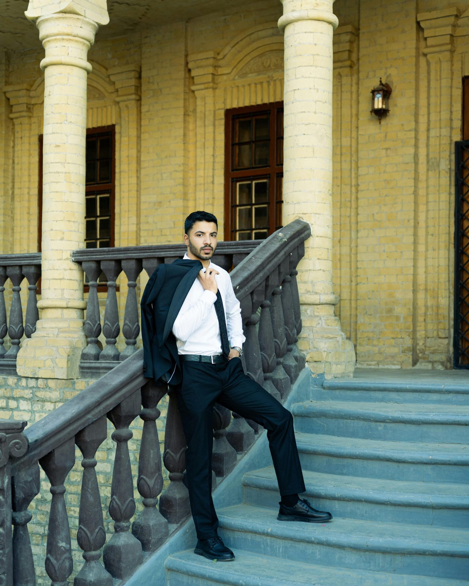 homme en costume élégant sur des escaliers