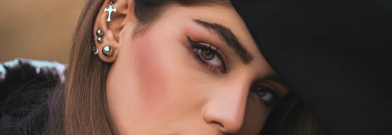 femme avec des piercings à l'oreille