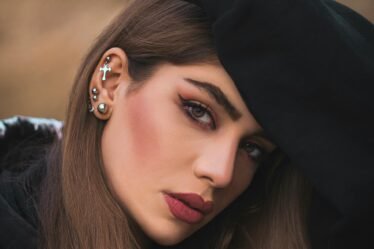 femme avec des piercings à l'oreille