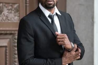 Homme dans un costume noir élégant