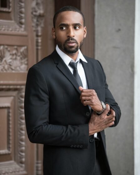 Homme dans un costume noir élégant