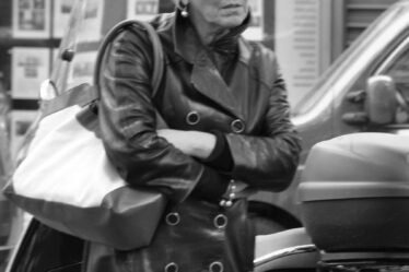 Femme en manteau de cuir noir