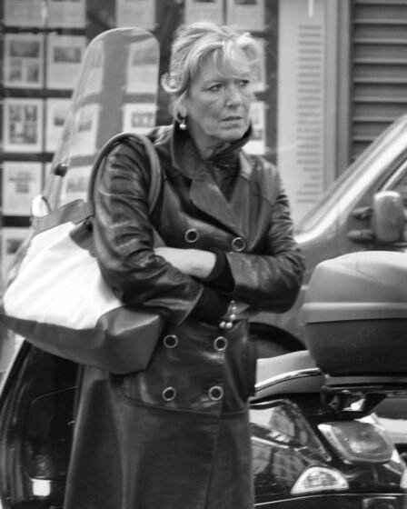 Femme en manteau de cuir noir