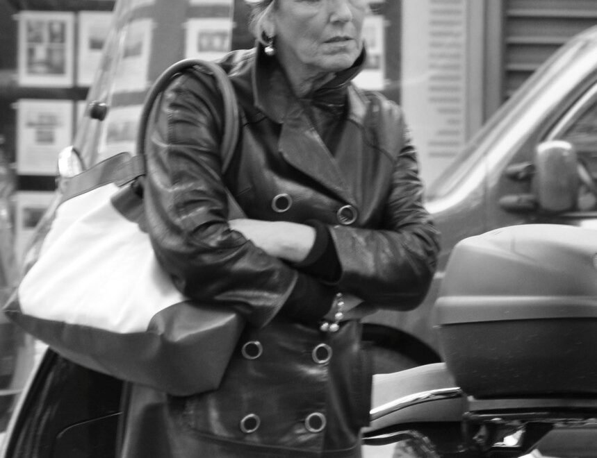 Femme en manteau de cuir noir
