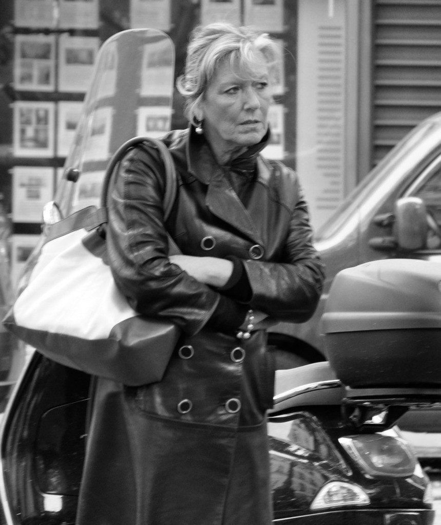 Femme en manteau de cuir noir