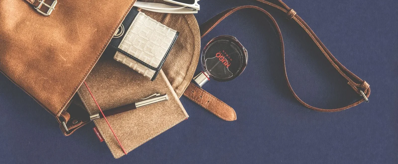 Sac en cuir et accessoires de mode disposés à plat, idées cadeaux de Noël pour une femme