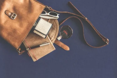 Sac en cuir et accessoires de mode disposés à plat, idées cadeaux de Noël pour une femme