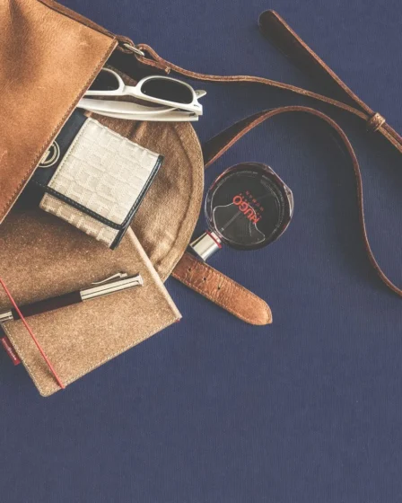 Sac en cuir et accessoires de mode disposés à plat, idées cadeaux de Noël pour une femme