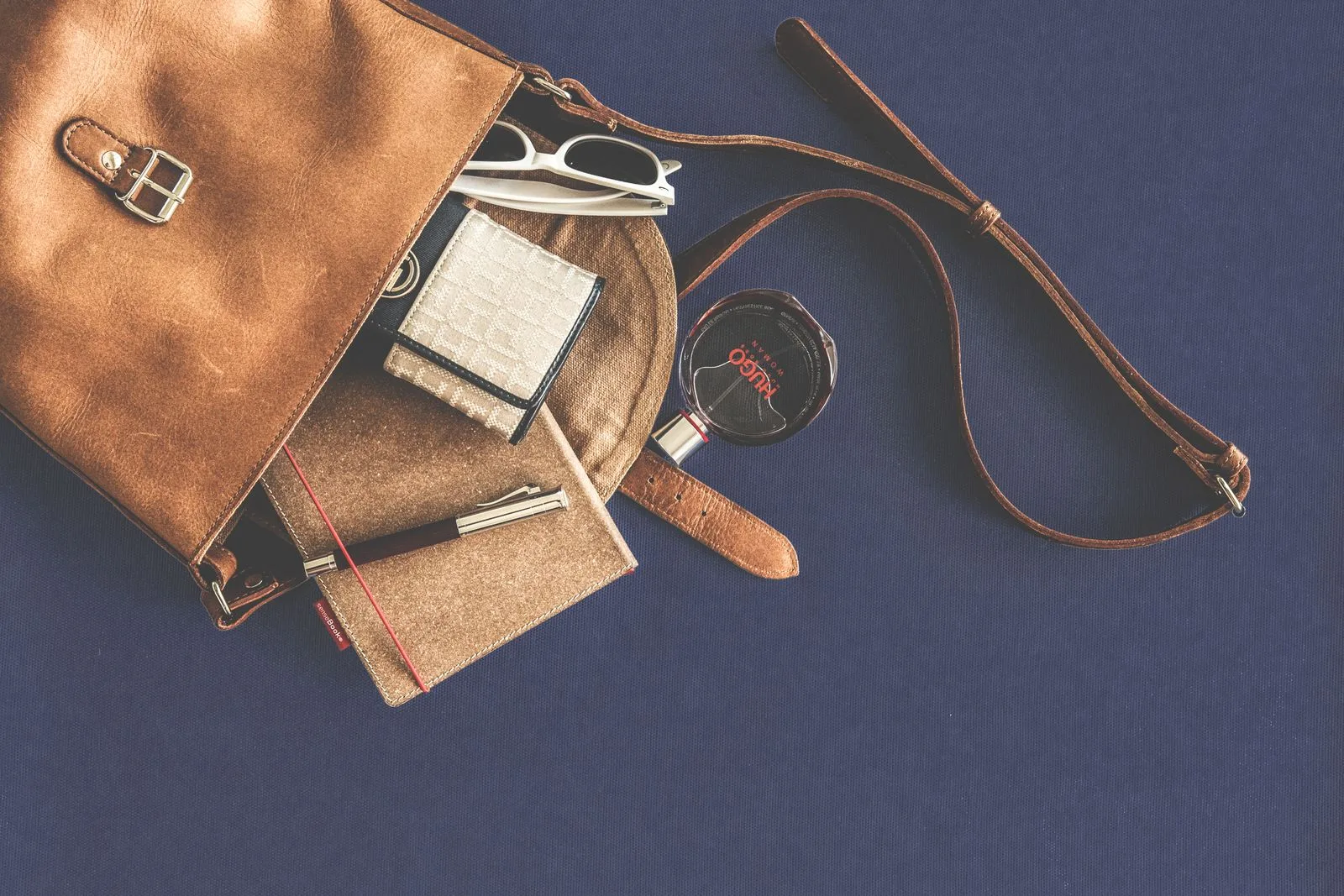 Sac en cuir et accessoires de mode disposés à plat, idées cadeaux de Noël pour une femme