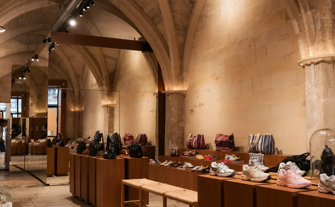 Intérieur d'une boutique Lulli sur la Toile, écrin en pierre de la sélection créateurs