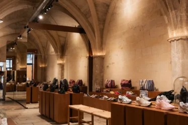 Intérieur d'une boutique Lulli sur la Toile, écrin en pierre de la sélection créateurs