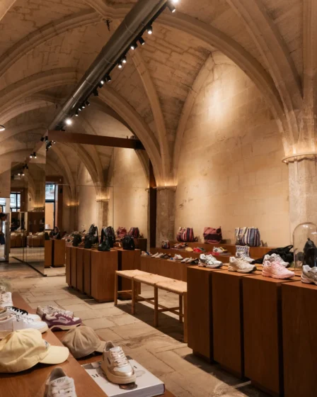 Intérieur d'une boutique Lulli sur la Toile, écrin en pierre de la sélection créateurs