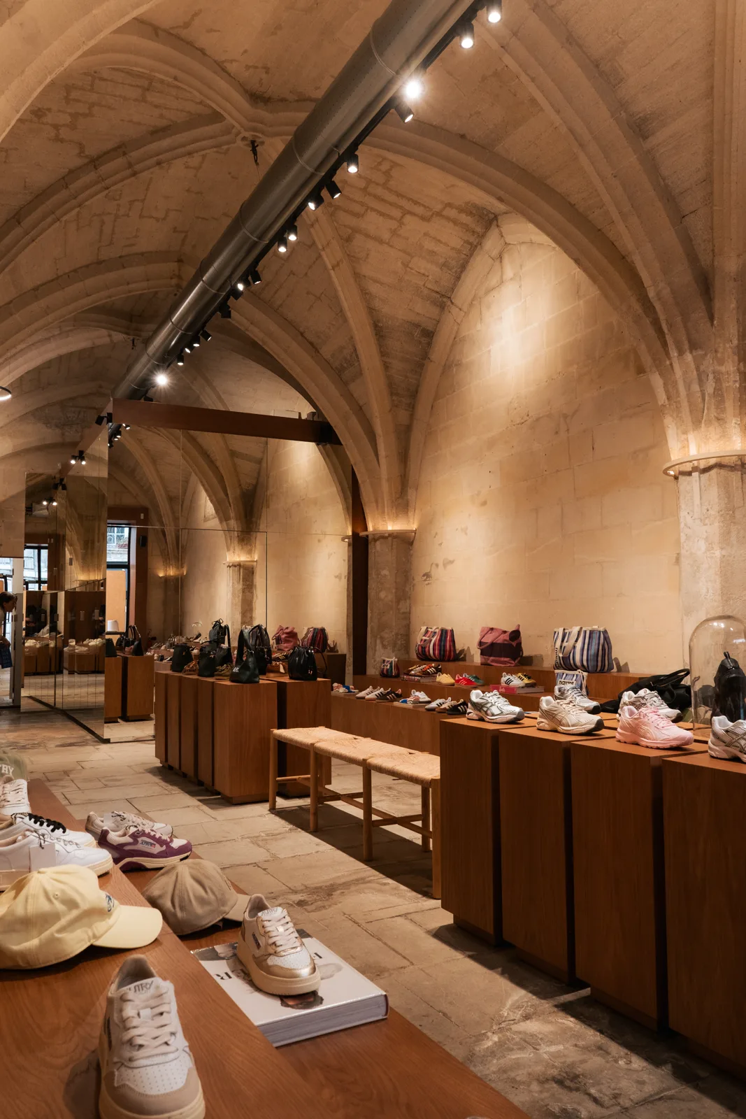 Intérieur d'une boutique Lulli sur la Toile, écrin en pierre de la sélection créateurs