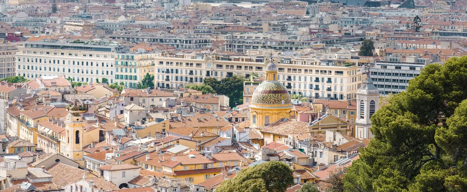 Toits de tuiles et dôme du Vieux Nice vus depuis la colline du Château