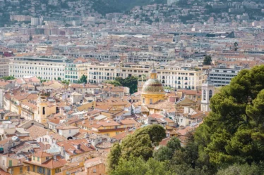 Toits de tuiles et dôme du Vieux Nice vus depuis la colline du Château