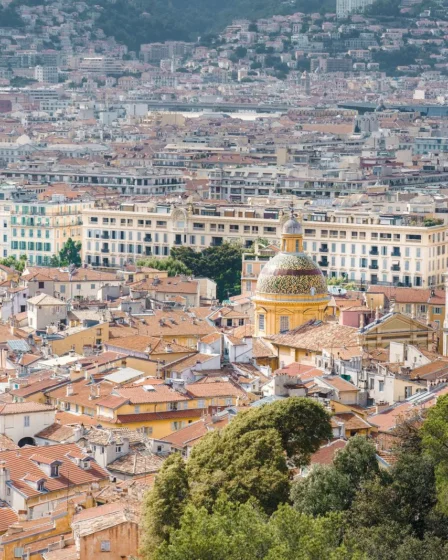 Toits de tuiles et dôme du Vieux Nice vus depuis la colline du Château