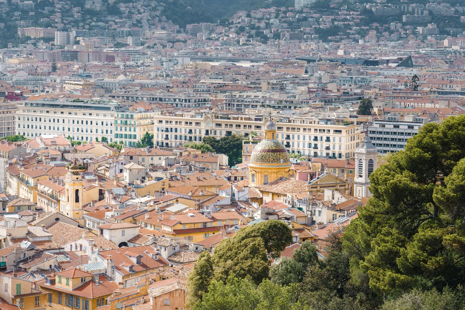 Toits de tuiles et dôme du Vieux Nice vus depuis la colline du Château