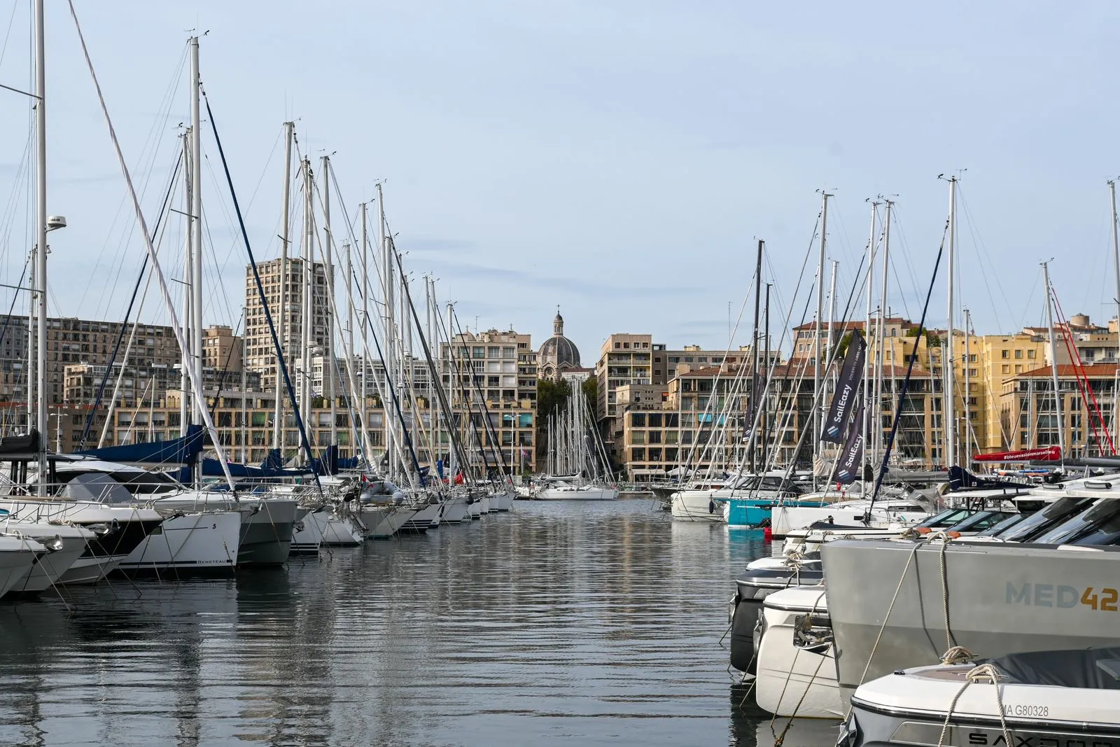 Voiliers amarrés au Vieux-Port de Marseille, immeubles du quai et dôme de la cathédrale de la Major en fond